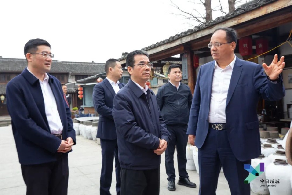 冯立中调研黄酒小镇工作